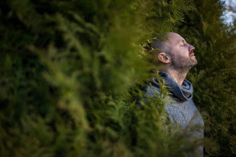 Mann nyter naturen
