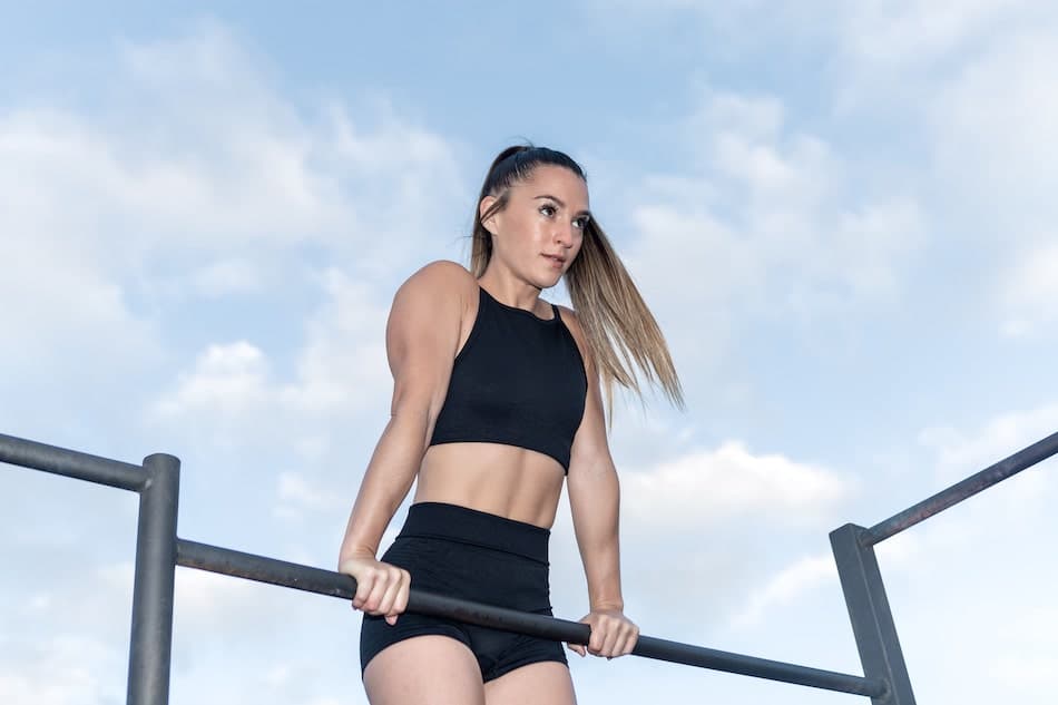 Sterk dame trener calisthenics