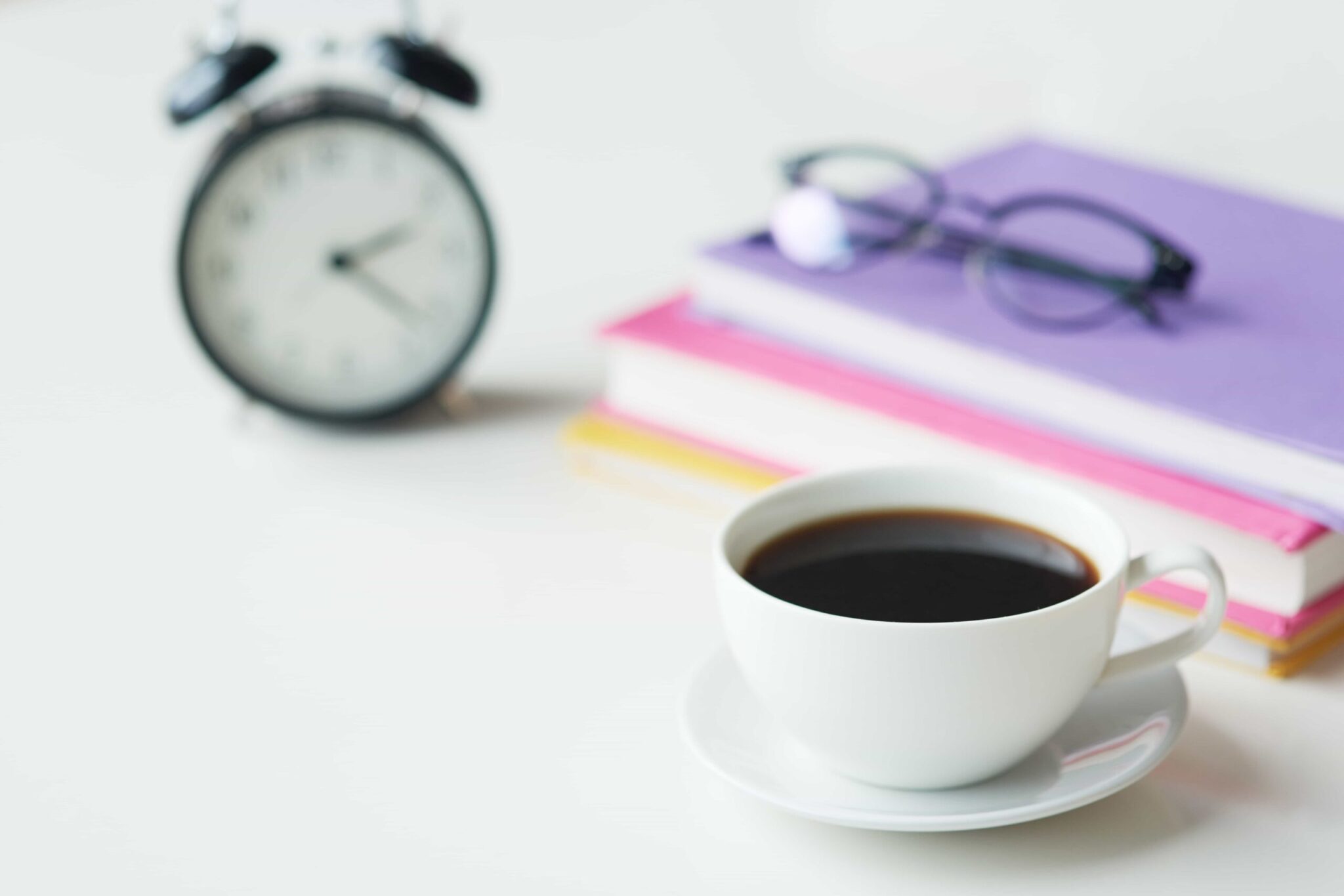 Kaffekopp med klokke og bøker