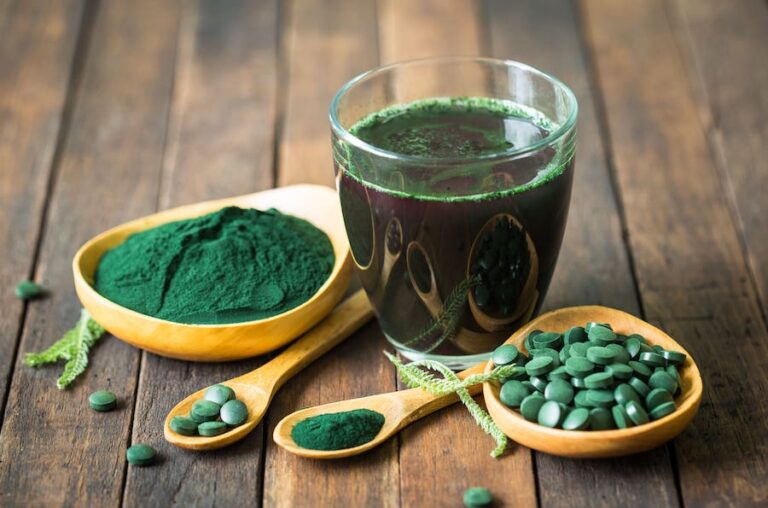 Spirulina i pulveform på et bord