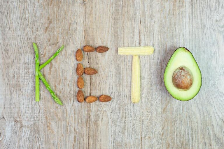 Keto illustrert på bord med avokado