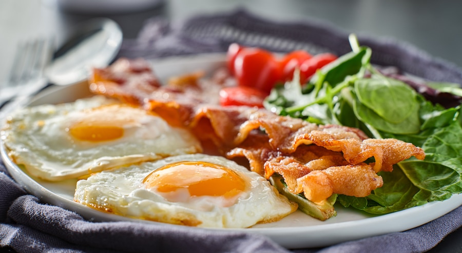 Egg bacon og salat
