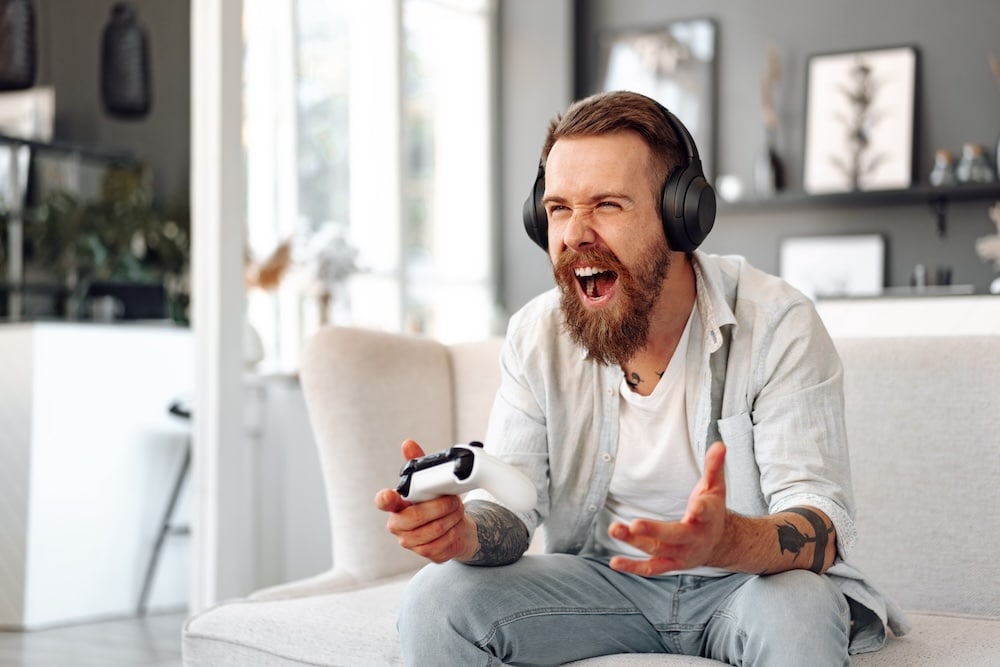 Mann spiller playstation